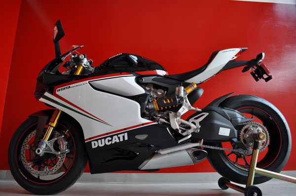 Мотоцикл Ducati Panigale черный