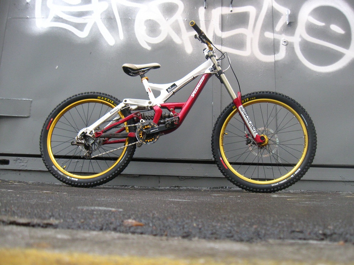 Yamaha yzf-r1. мотоцикл из мультика. байкер в шлеме. нобайк. спортбайк yamaha r1.