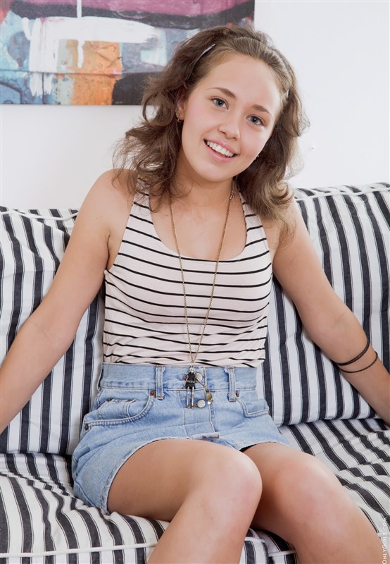 Alexis aka Laura - Show Me How To Use It